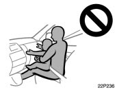 Toyota Prius: SRS airbags. Toyota strongly recommends thatall infants and children be placed inthe rear seat of the vehicle and beproperly restrained.