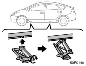Toyota Prius: Positioning the jack. 4. Position the jack at the jackpoints as shown.